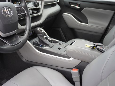 Used 2022 Toyota Highlander XLE image 23