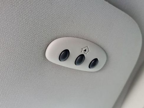 Used 2016 Chrysler Town & Country Touring-L image 6