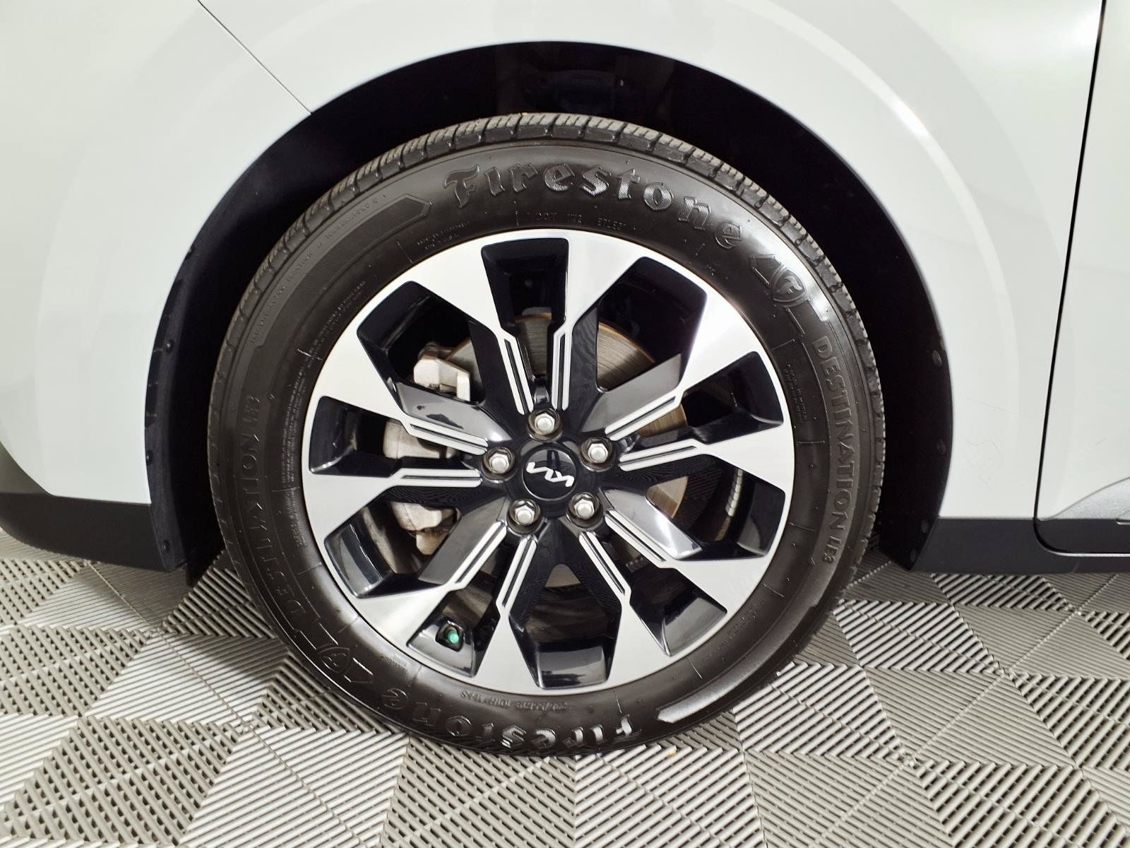 Used 2024 Kia Carnival EX FWD image 7