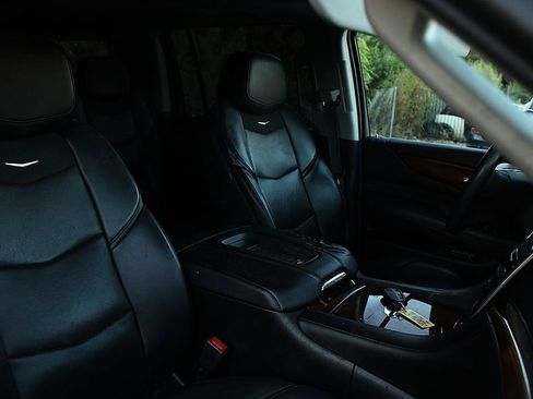 Used 2017 Cadillac Escalade ESV Premium Luxury RWD image 24