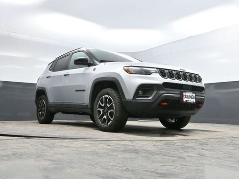 Used 2025 Jeep Compass Trailhawk image 43
