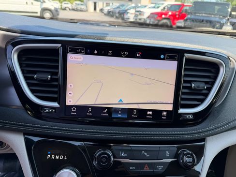 Used 2023 Chrysler Pacifica Touring-L w/ Uconnect Theater Family Group FWD image 24