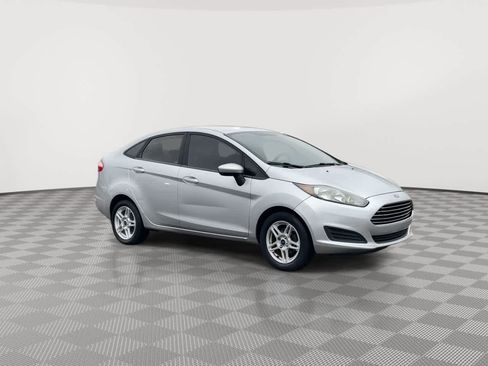 Used 2017 Ford Fiesta SE image 2