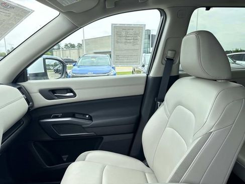 Used 2025 Nissan Pathfinder SL AWD/4WD image 23