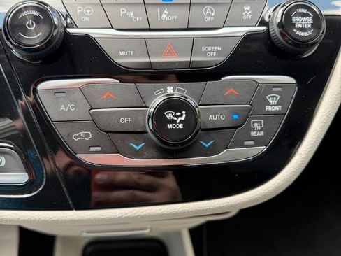Used 2023 Chrysler Pacifica Touring-L AWD/4WD image 22