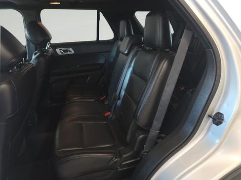 Used 2014 Ford Explorer XLT w/ Equipment Group 202A AWD/4WD image 26