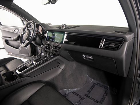 Certified 2021 Porsche Macan image 27
