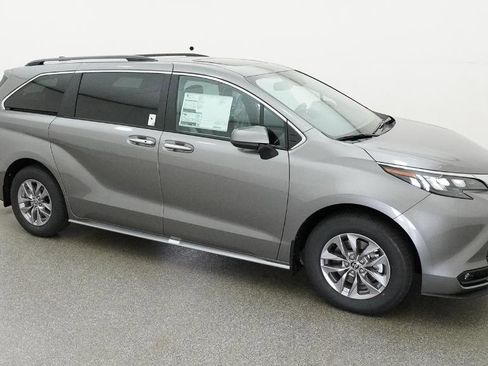 New 2026 Toyota Sienna XLE FWD image 21