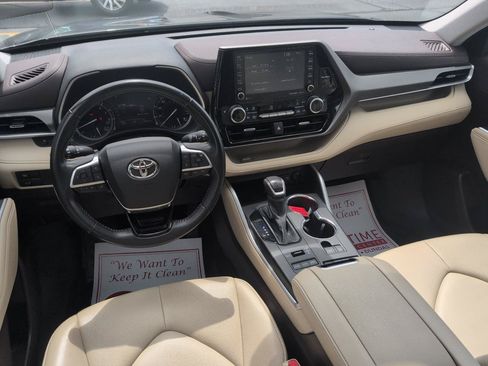Used 2021 Toyota Highlander XLE AWD/4WD image 16