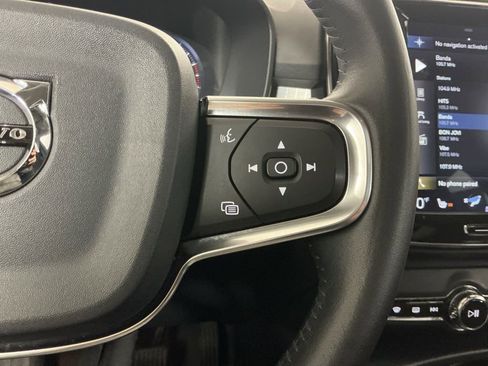 Used 2020 Volvo XC40 T4 Momentum image 17