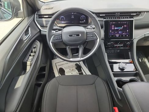 Used 2026 Jeep Grand Cherokee Laredo X RWD image 12