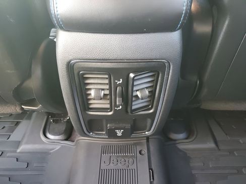 Used 2018 Jeep Grand Cherokee Laredo image 21