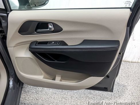 Used 2022 Chrysler Pacifica Touring-L FWD image 22