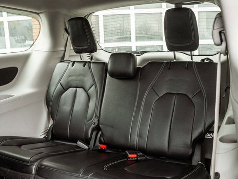 Used 2023 Chrysler Pacifica Touring-L FWD image 32