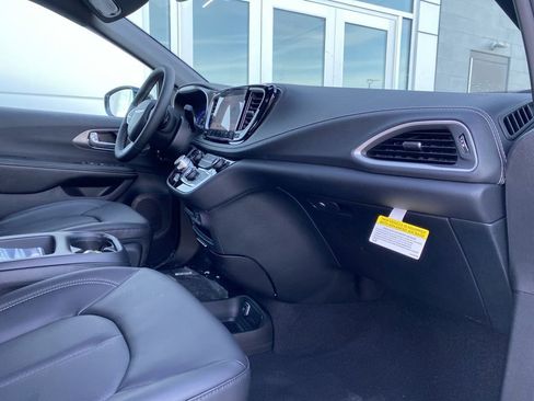 New 2026 Chrysler Pacifica Select image 8