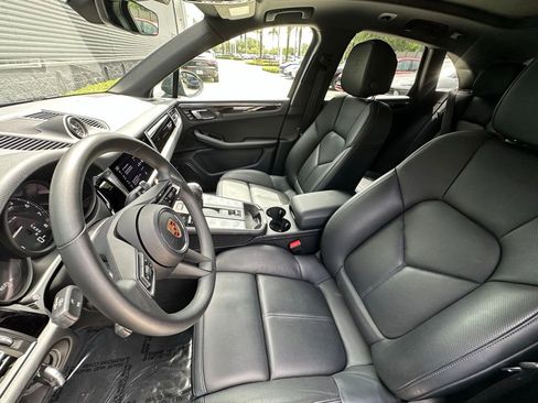 Certified 2025 Porsche Macan AWD/4WD image 5
