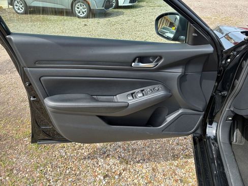 Used 2025 Nissan Altima 2.5 SV FWD image 15