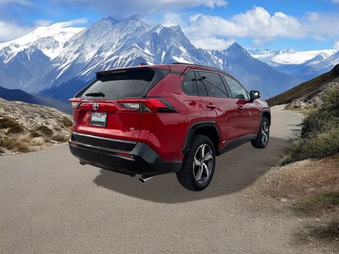 Used 2023 Toyota RAV4 SE w/ Weather & Moonroof Package image 5