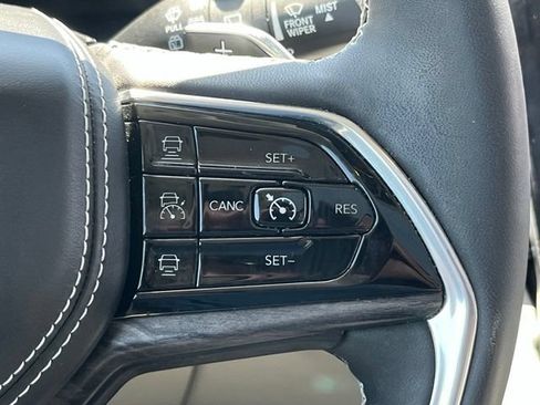 Used 2022 Jeep Grand Cherokee Overland w/ Luxury Tech Group IV AWD/4WD image 18