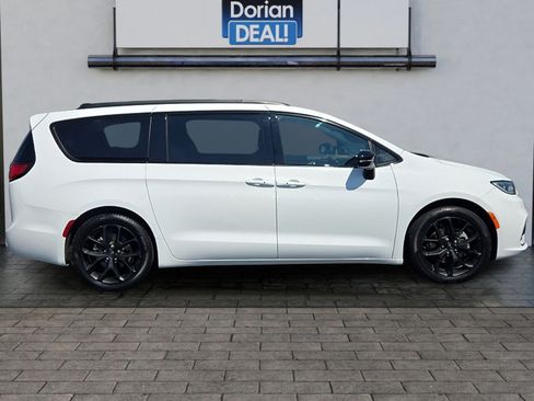 Used 2025 Chrysler Pacifica Limited FWD image 2