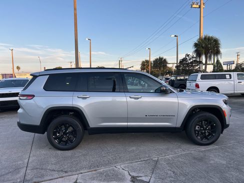 New 2025 Jeep Grand Cherokee L Altitude image 6