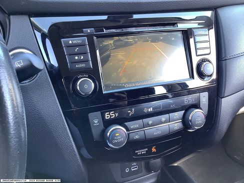 Used 2019 Nissan Rogue SV image 9