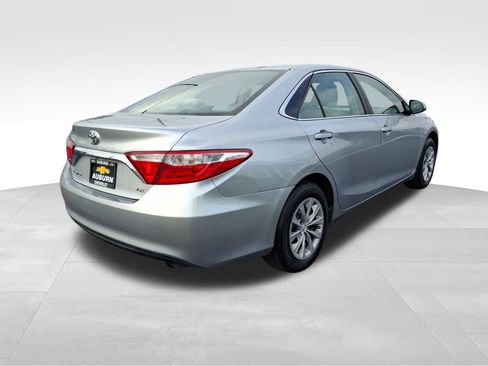 Used 2017 Toyota Camry LE image 4
