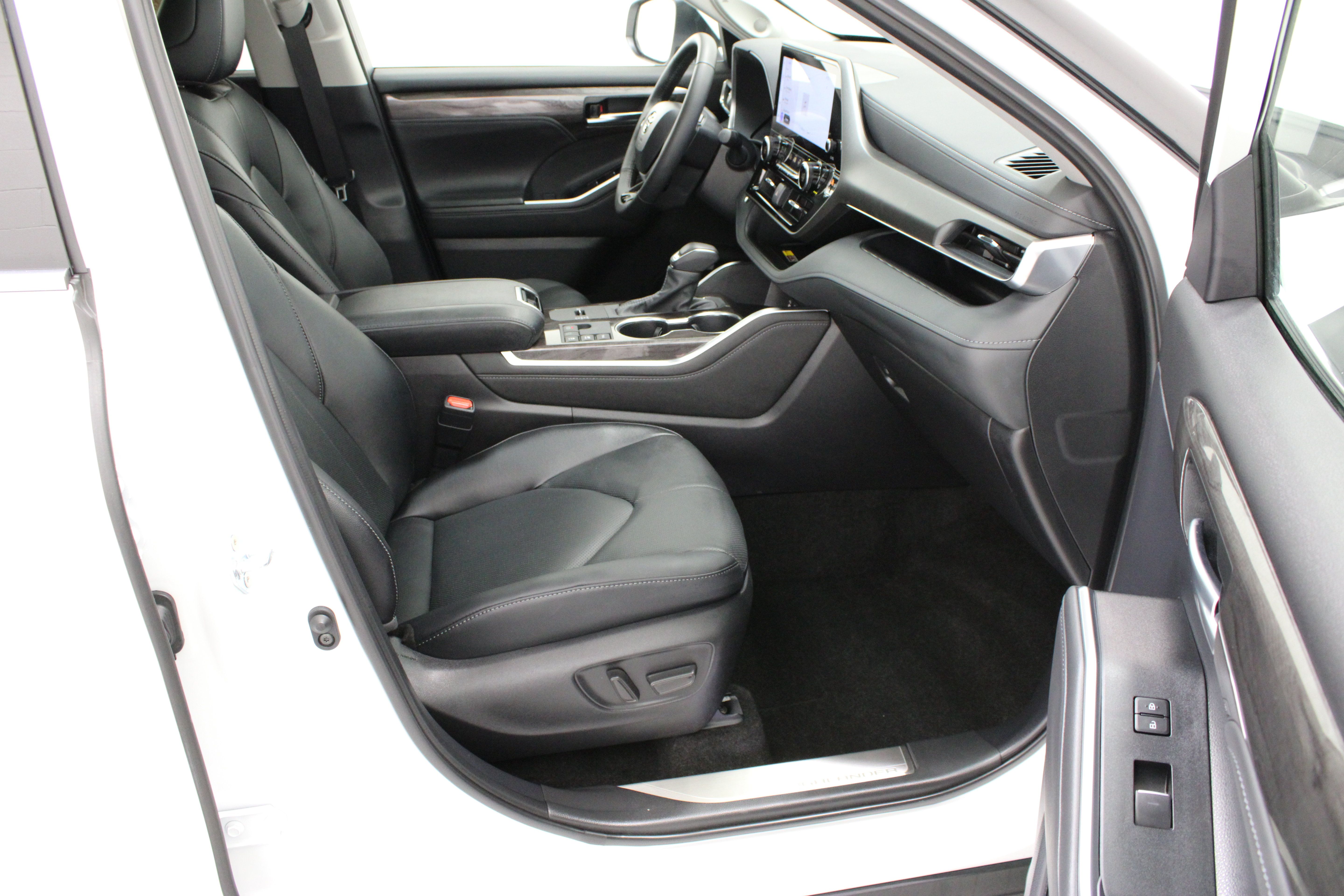 Used 2026 Toyota Highlander Limited AWD/4WD image 41