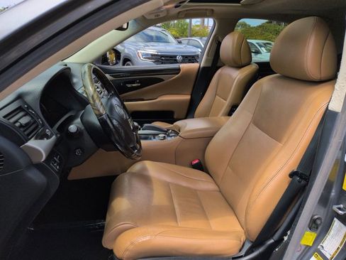 Used 2013 Lexus LS 460 w/ Comfort Pkg RWD image 17