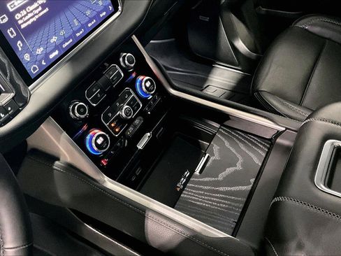 Used 2023 GMC Yukon XL Denali image 32