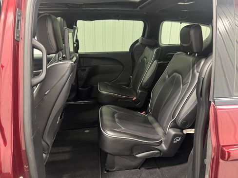 Used 2023 Chrysler Pacifica Limited w/ Uconnect Theater Family Group image 18