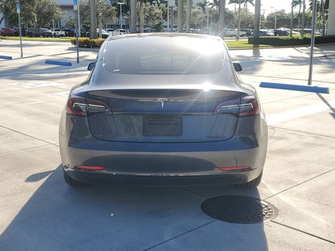 Used 2021 Tesla Model 3 Standard Range Plus image 9