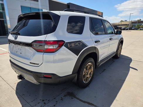 Used 2024 Honda Pilot TrailSport image 3