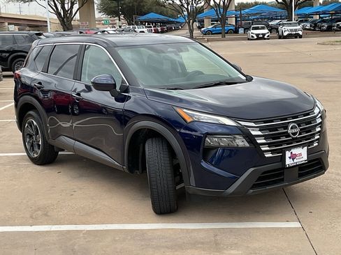 Used 2025 Nissan Rogue SV image 4