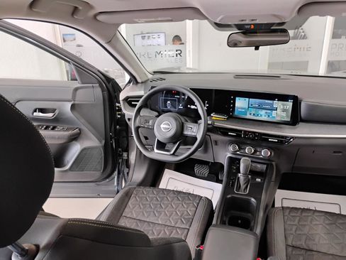 Used 2025 Nissan Kicks SV w/ SV Premium Package image 17