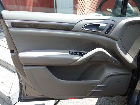 Used 2011 Porsche Cayenne S image 17