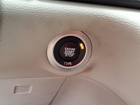 Used 2023 Chrysler Pacifica Touring-L FWD image 16