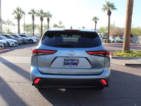 Used 2023 Toyota Highlander XLE image 4