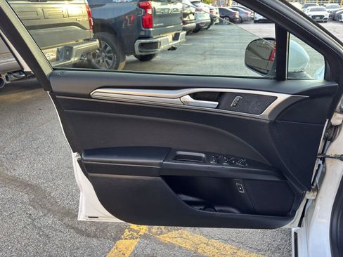 Used 2019 Ford Fusion SE FWD image 16