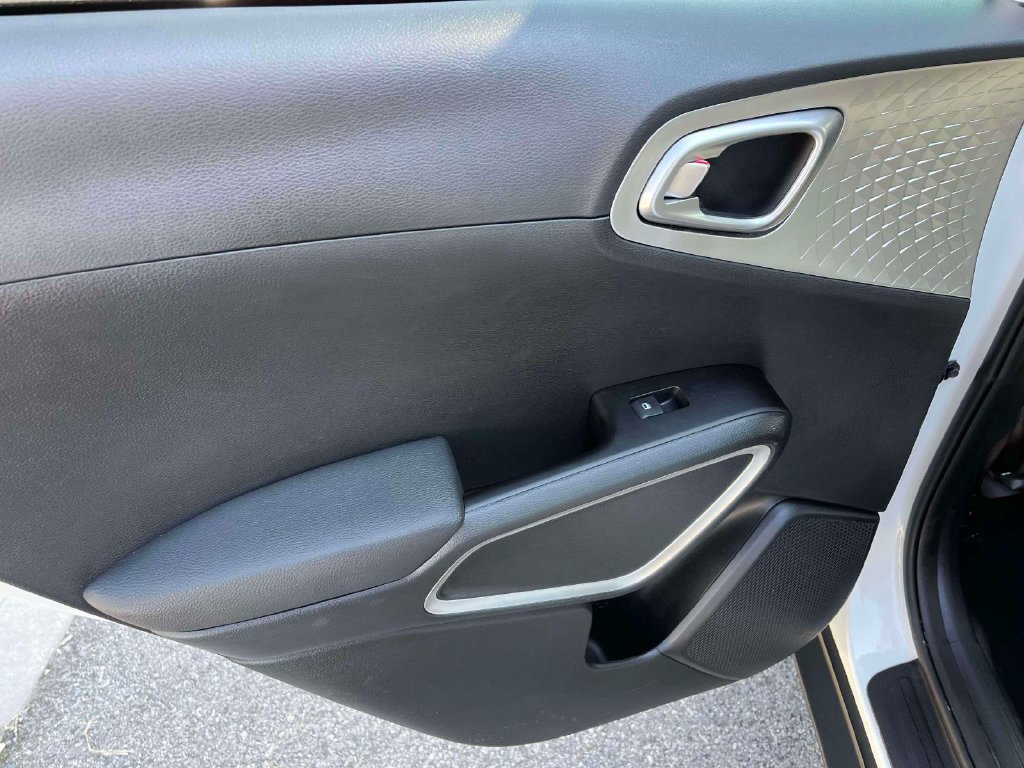 Used 2025 Kia Soul LX w/ LX Technology Package FWD image 5