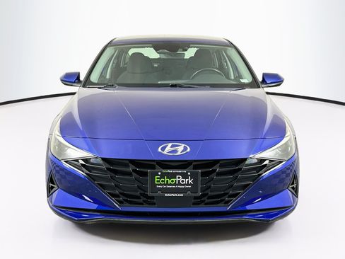 Used 2022 Hyundai Elantra SEL w/ Convenience Package FWD image 2