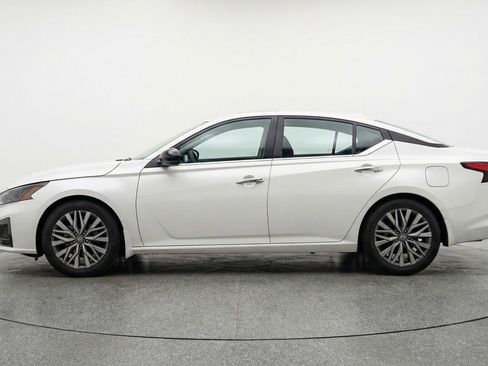 Used 2025 Nissan Altima 2.5 SV FWD image 5