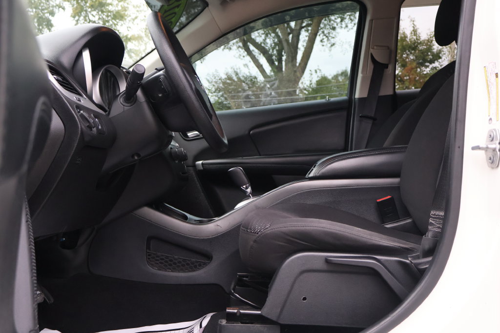 Used 2018 Dodge Journey SXT FWD image 18