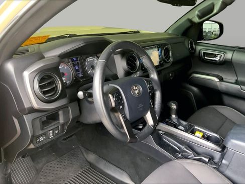 Used 2018 Toyota Tacoma TRD Sport w/ Technology Package AWD/4WD image 17