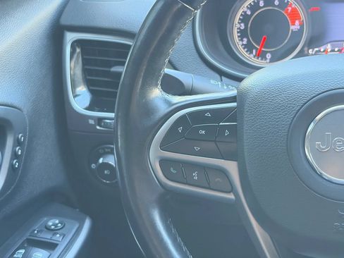 Used 2019 Jeep Cherokee Limited AWD/4WD image 30