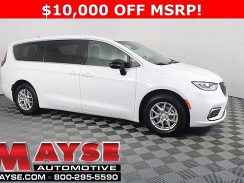 New 2026 Chrysler Pacifica Select image 1