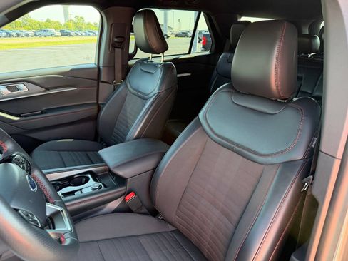 Used 2025 Ford Explorer ST-Line w/ ST-Line Street Pack AWD/4WD image 13