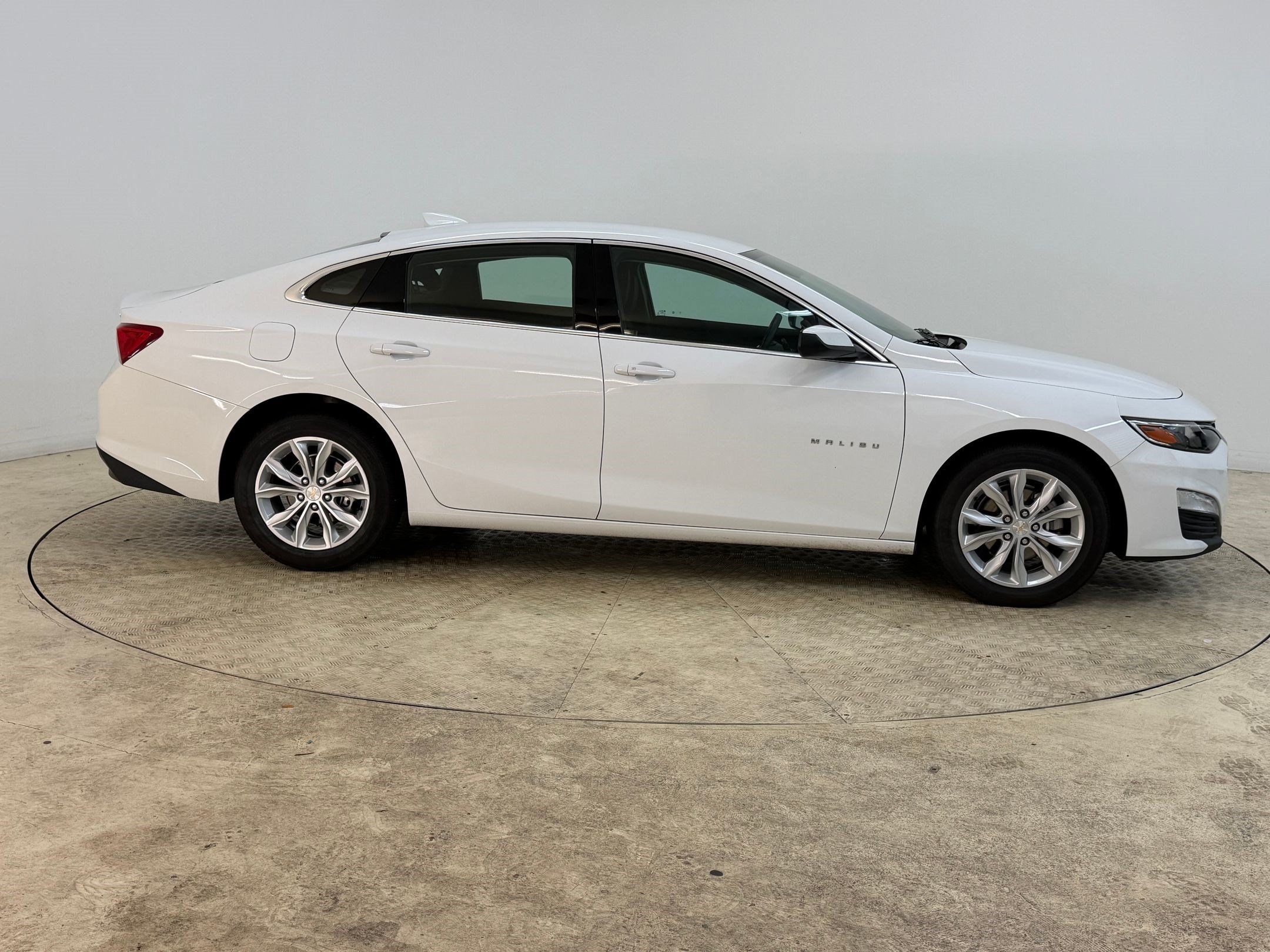 Used 2025 Chevrolet Malibu LT FWD image 8