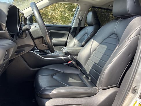 Used 2024 Toyota Highlander XLE AWD/4WD image 15