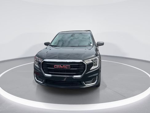 Used 2024 GMC Terrain SLE image 3